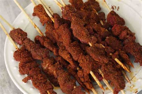  Suya! Une Explosion de Saveurs Fumées et d'Épices Picquantes