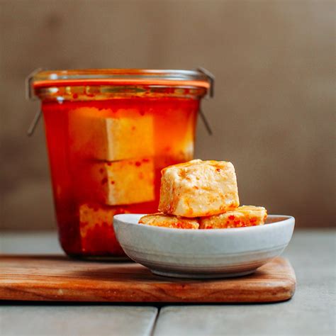  Le Tofu Fermenté de Sanming: Une Explosion Umami dans un Bain Piquant!