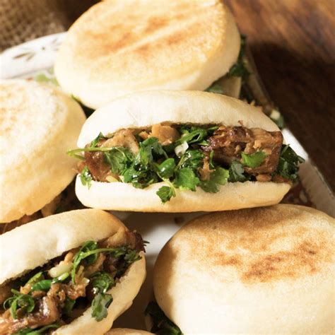  Rou Jia Mo: Un Savoureux Sandwich Chinois à la Viande Croustillante et aux Épices Inoubliables !